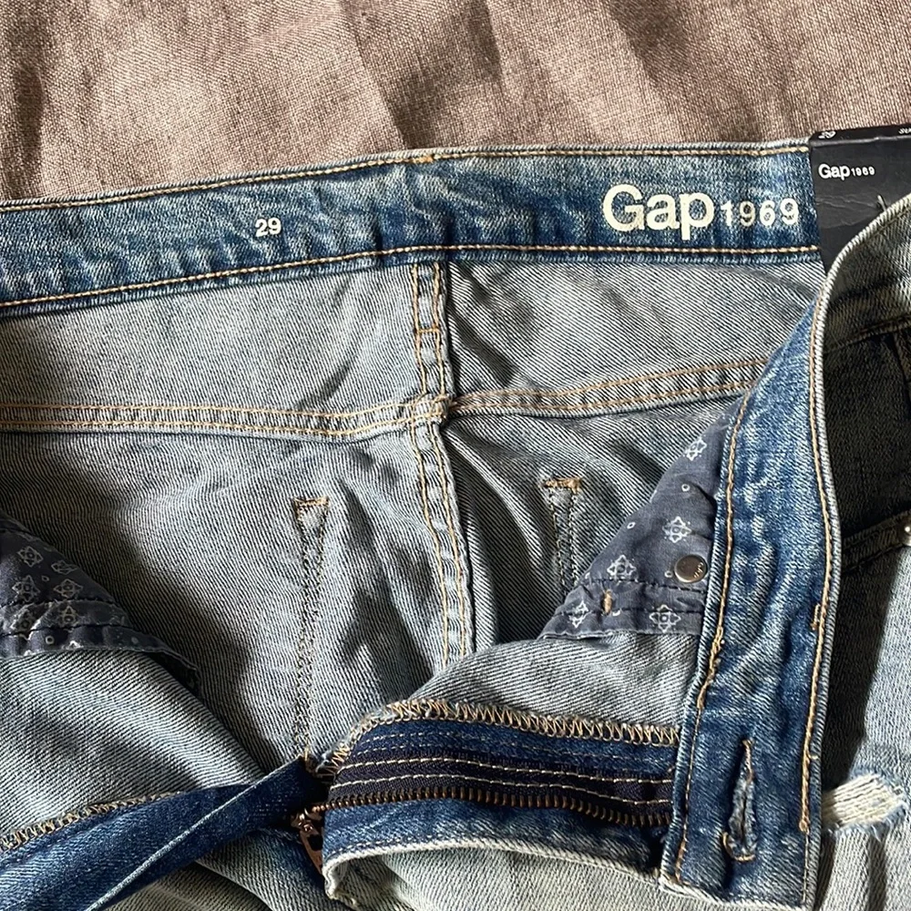 Gap size 29 light denim cutoffs - Picture 4 of 4